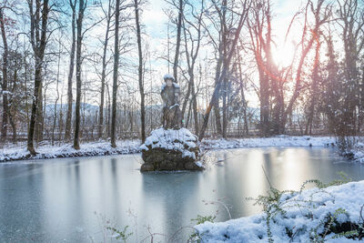 Gefrorener Teich im Park des Schloss Leopoldskron